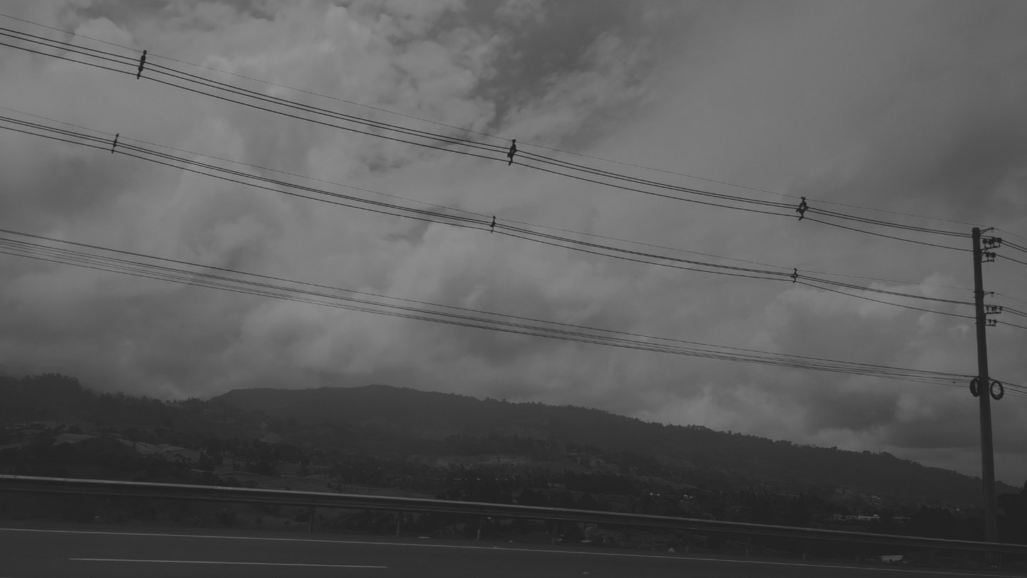 Cables sobre montañas: Paisaje melancólico en blanco y negro.