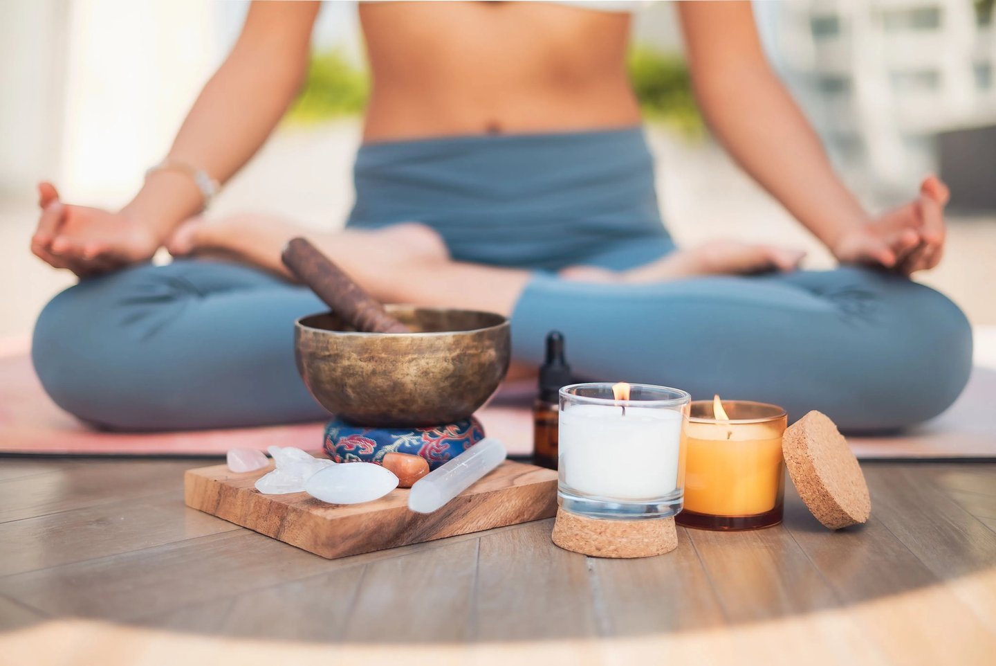 Femme méditant, entourée de bougies et d'encens, illustrant un moment de calme et de réflexion intérieure.