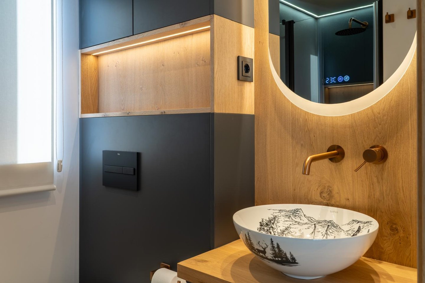 diseñadora de interiores en Val d’Aran baño con madera natural, iluminación integrada y diseño moder