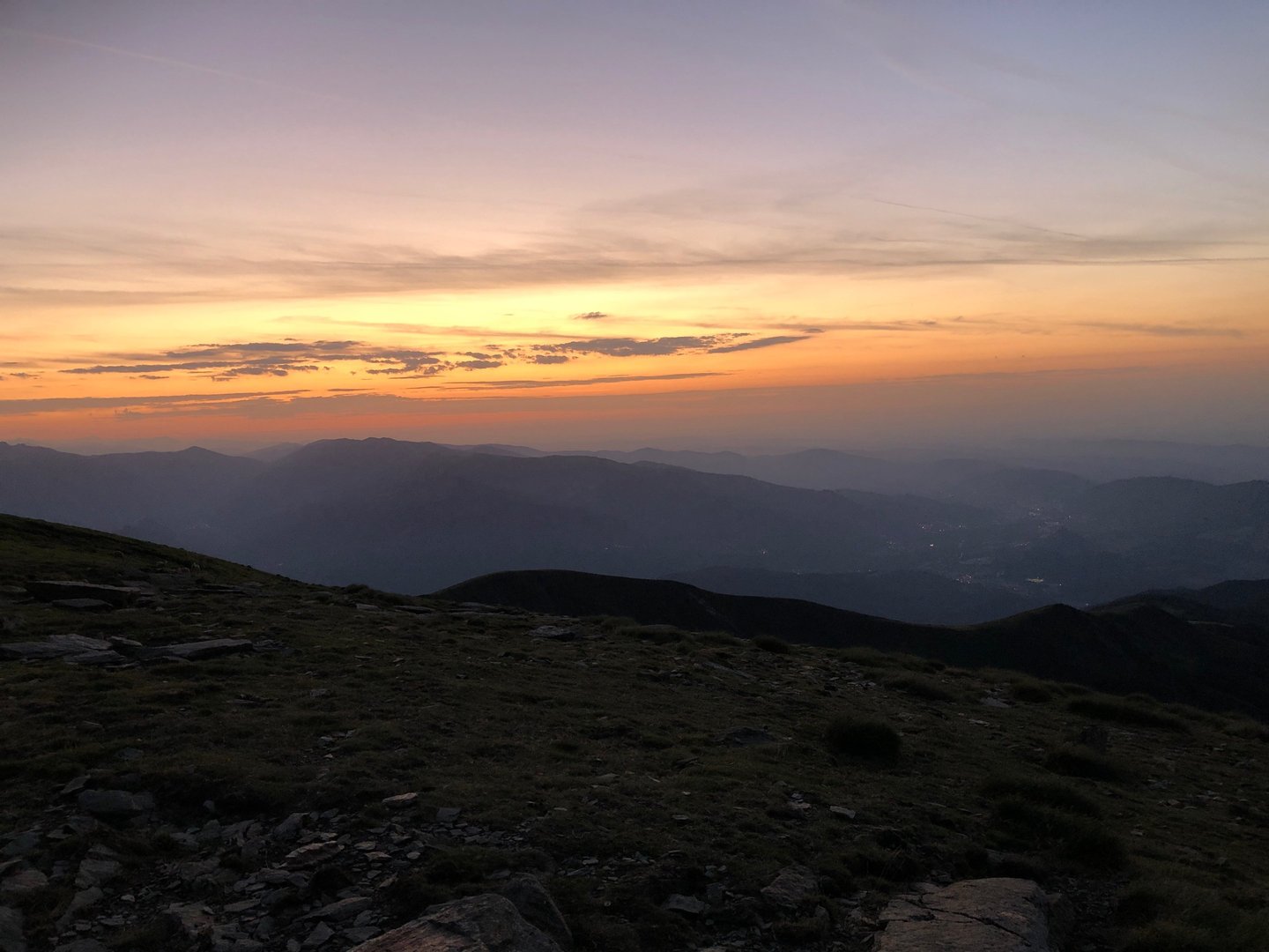 Zonsondergang in de Pyreneeën met uitzicht over de bergen nabij Foix, rust en natuur in Ariège