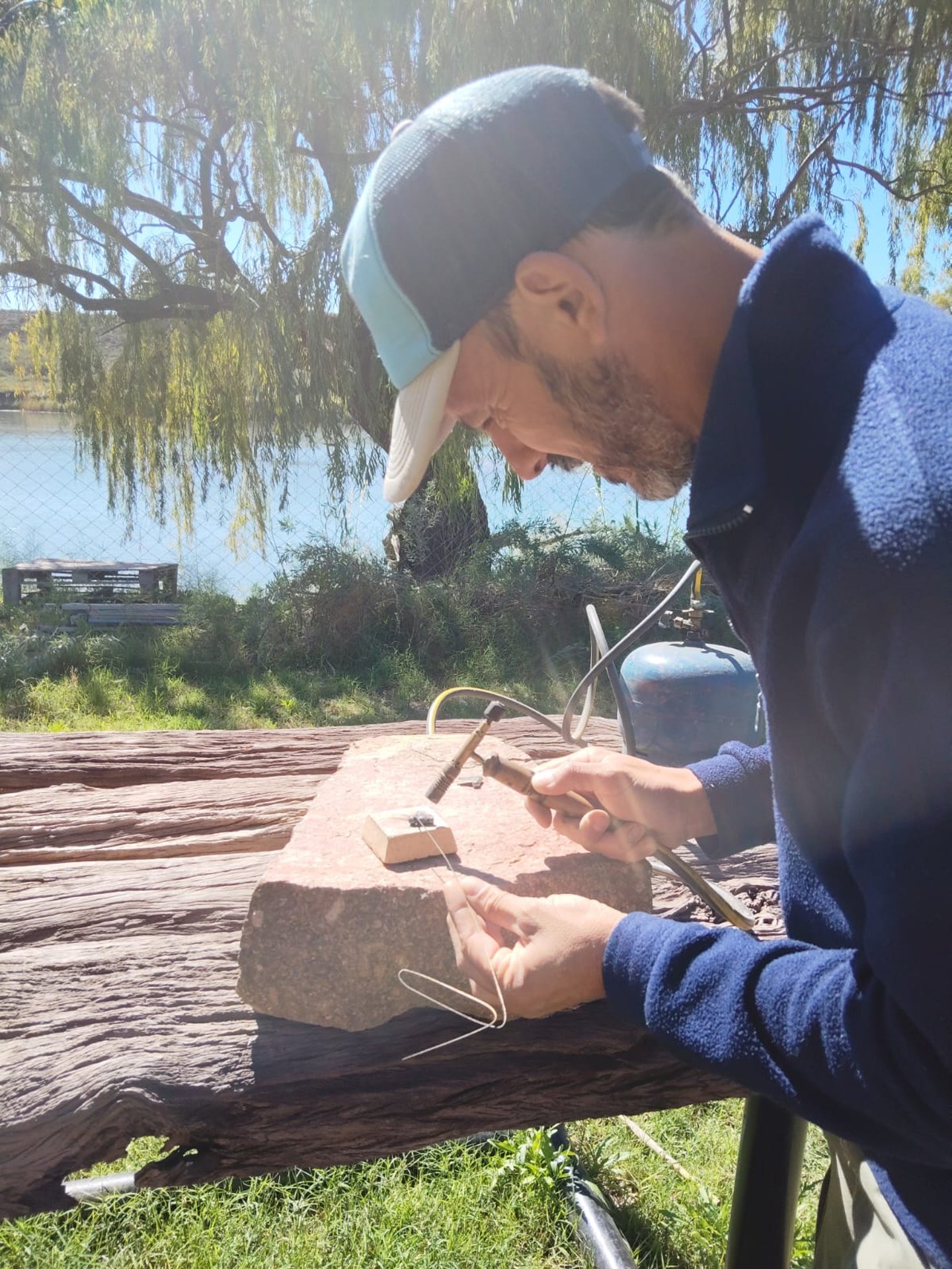 FABIO ARTESANO, PADRE DE FAMILIA CON SUS MANOS TRABAJANDO EN EL NUEVO GRABADO ARTESANAL