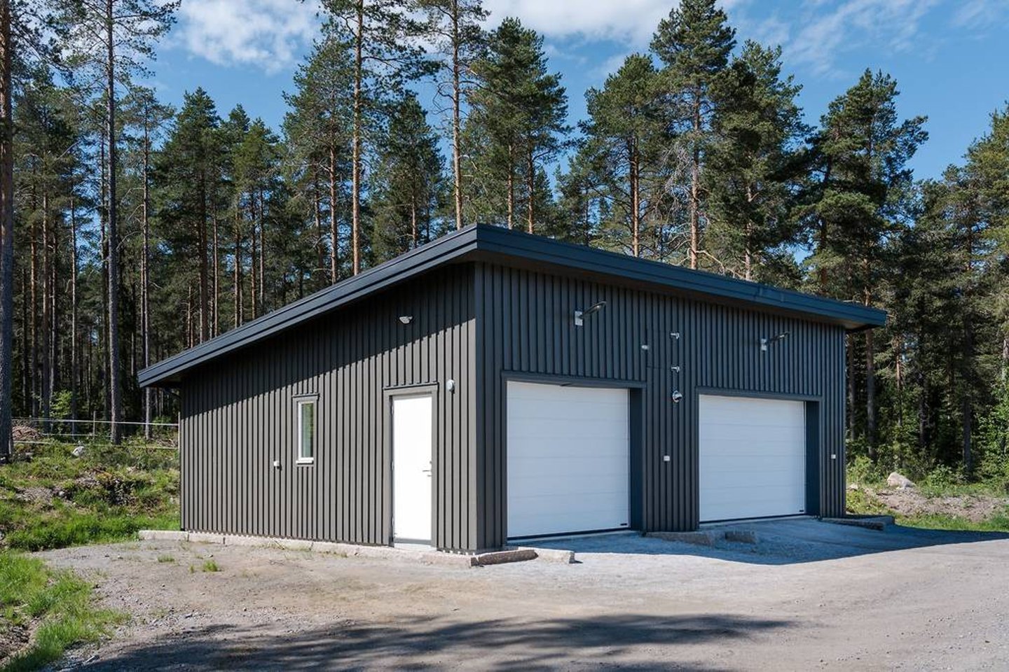 Bardage garage en bois peint avec une peinture de Falun gris naturelle et mate