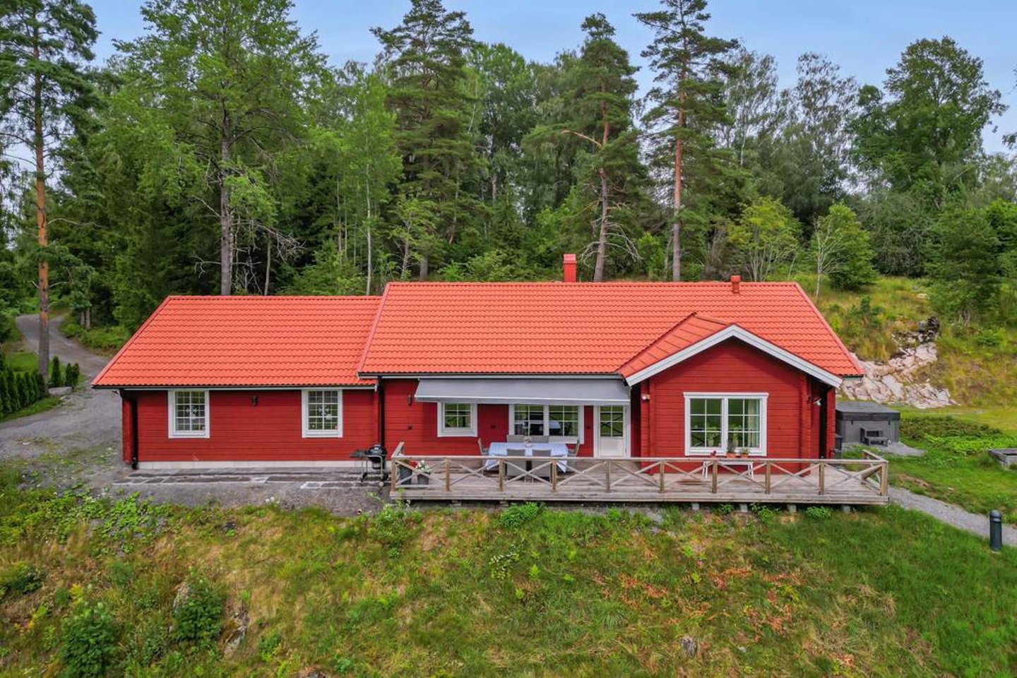 Bardage en bois peint en rouge de Falun, finition mate naturelle laissant apparaître le veinage du bois