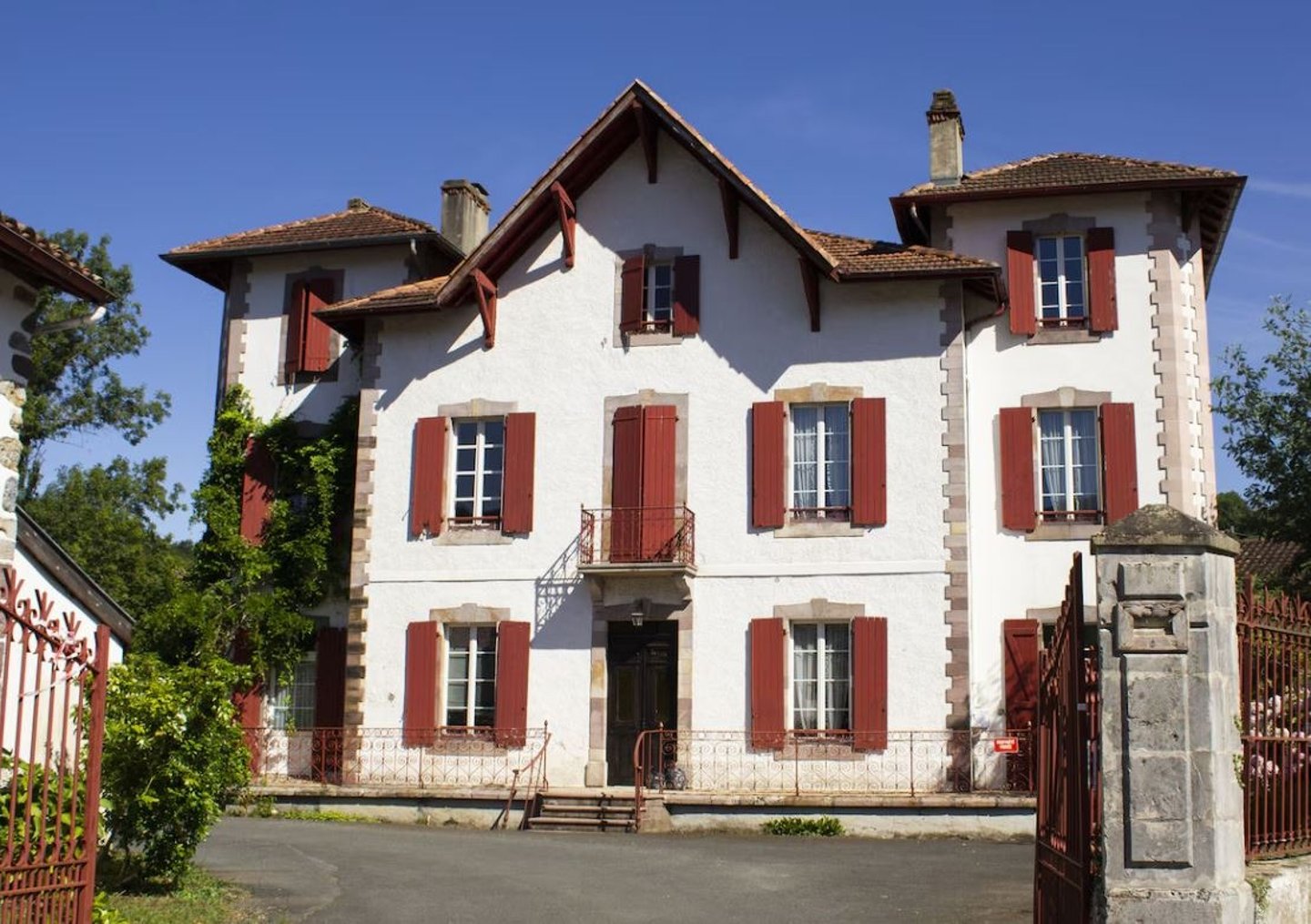 Façade de maison basque peinte avec une peinture rouge basque naturelle