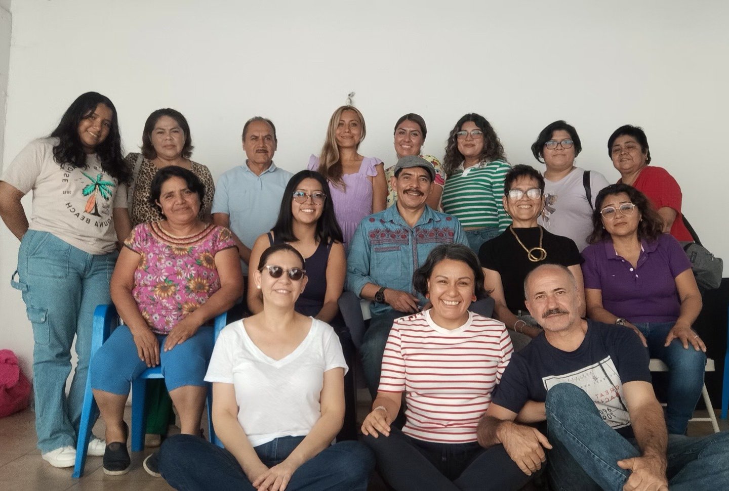 Grupo diverso de adultos mexicanos felices y sonrientes, posando en una constelación familiar
