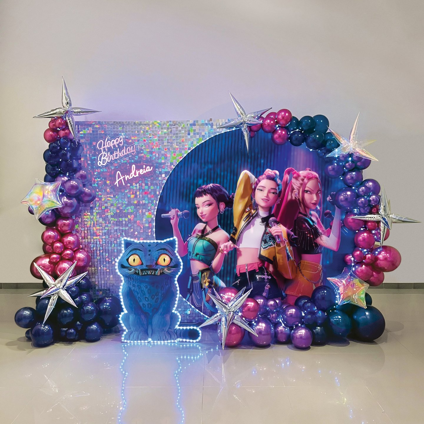 Coin photo arche de ballons Anniversaire K-pop demon hunters. Décoration éènementielle