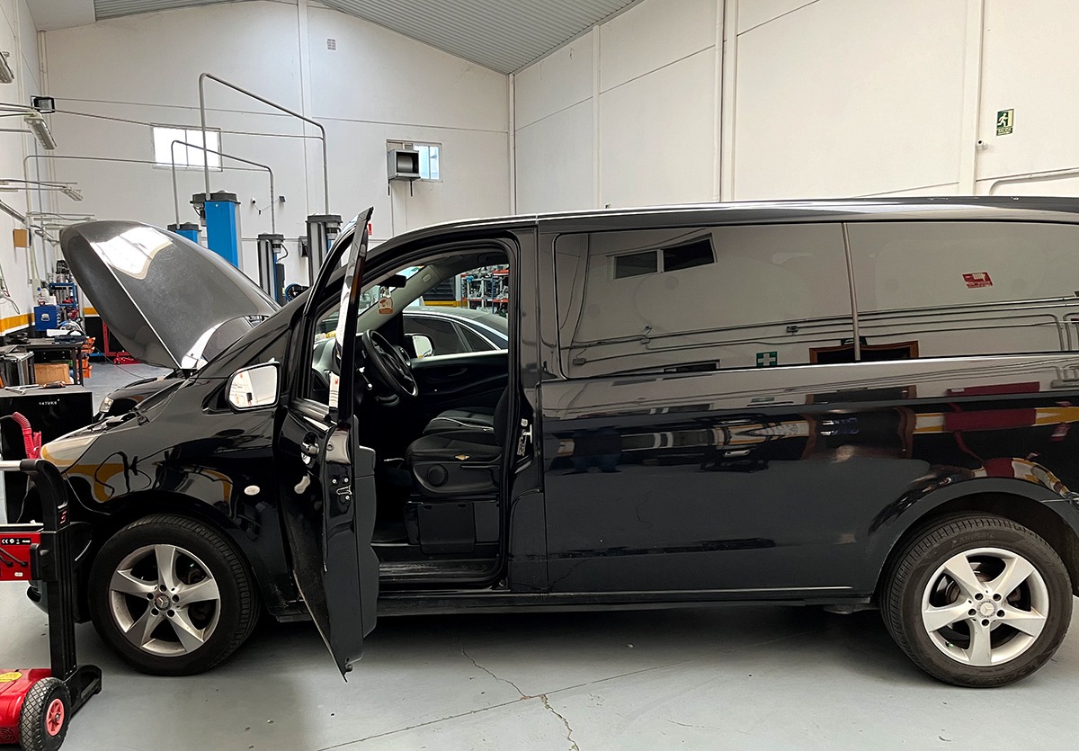 Furgoneta siendo reparada de la ECU / Centralita motor en Clairicar