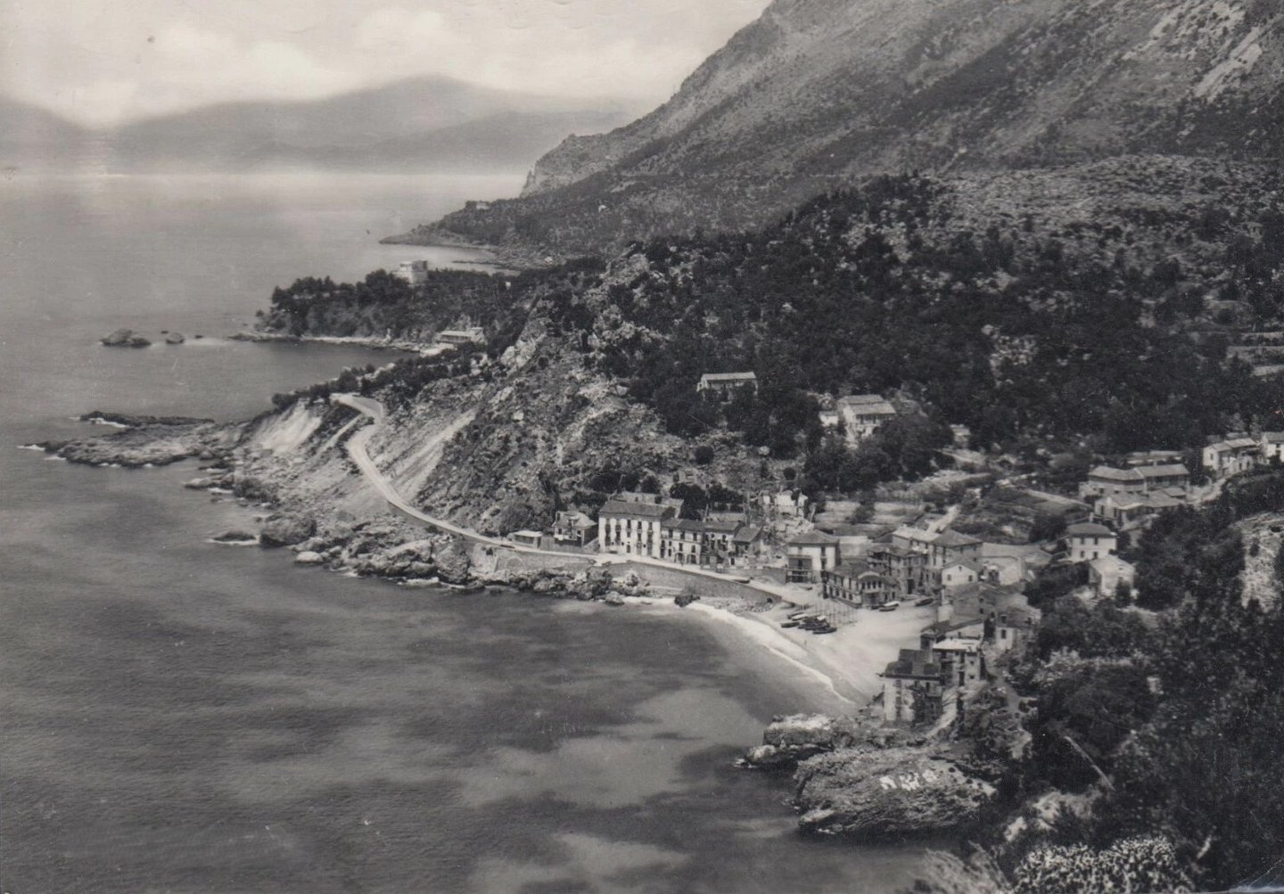 Veduta d'epoca in bianco e nero del villaggio costiero prima della costruzione del porto di maratea