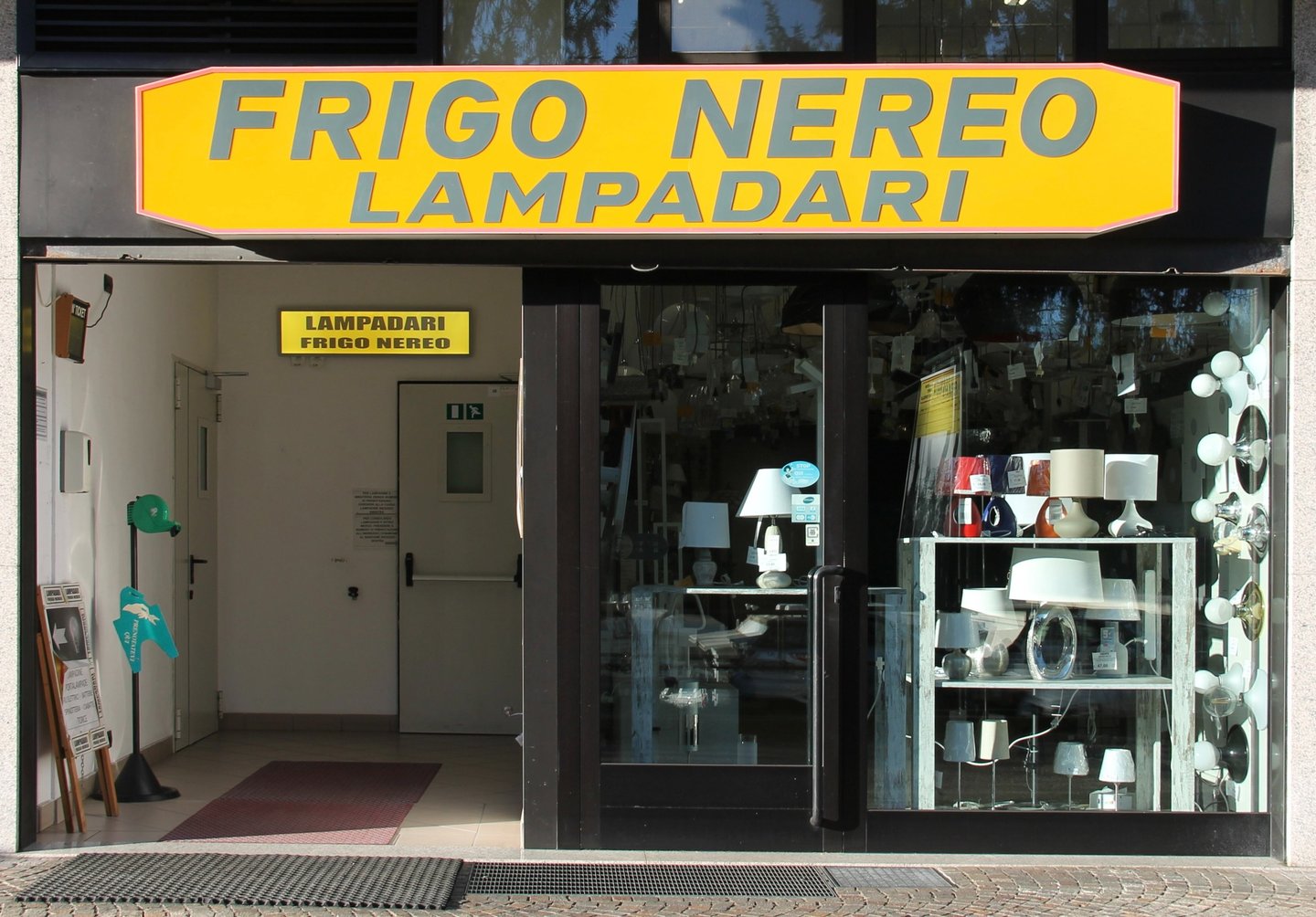 lampadari-frigo-nereo-vetrina-ingresso