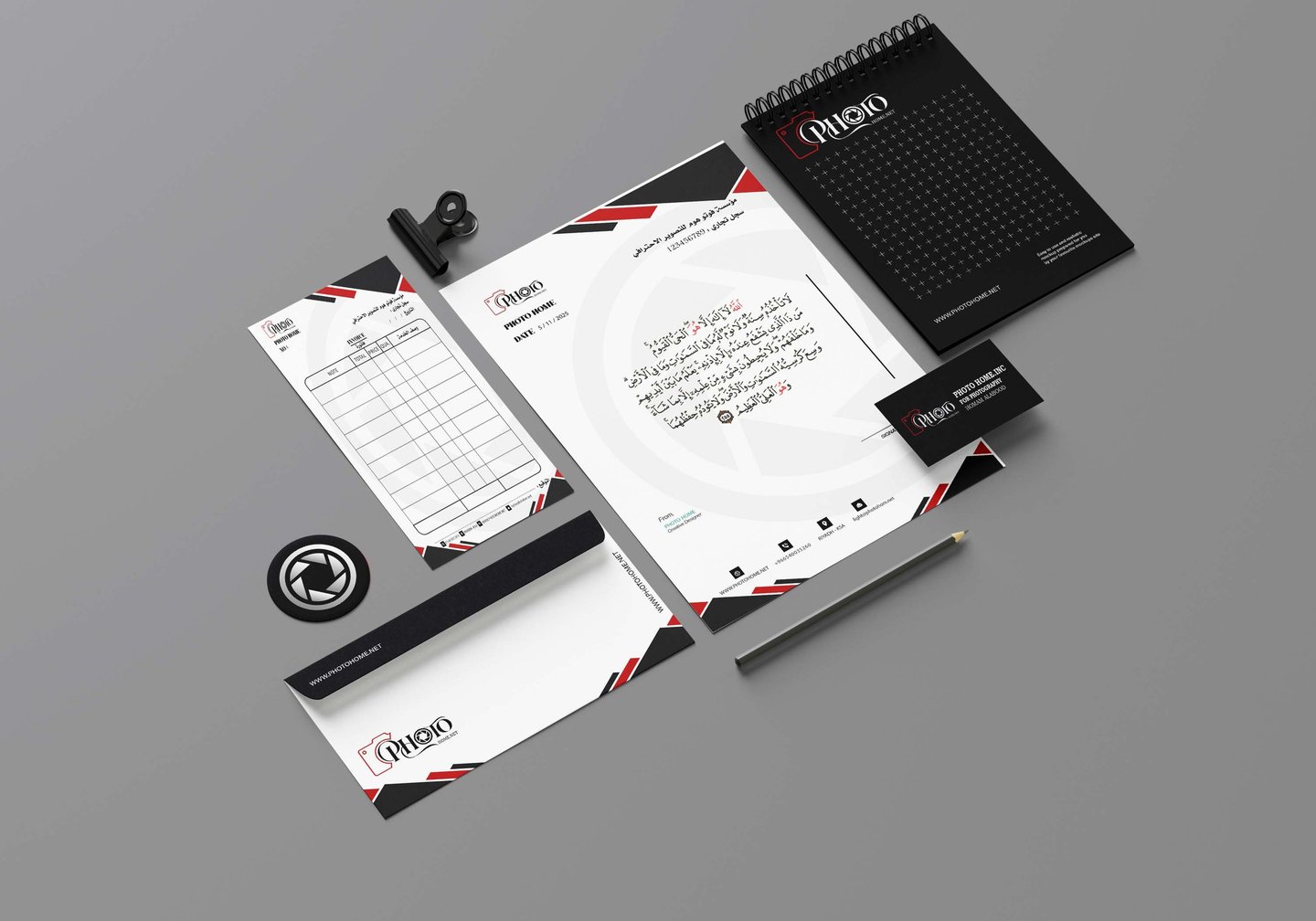 صورة علوية مسطحة (فلات لاي) تعرض هوية بصرية متكاملة لشركة تصوير فوتوغرافي سعودية، تشمل كروت عمل (بزن