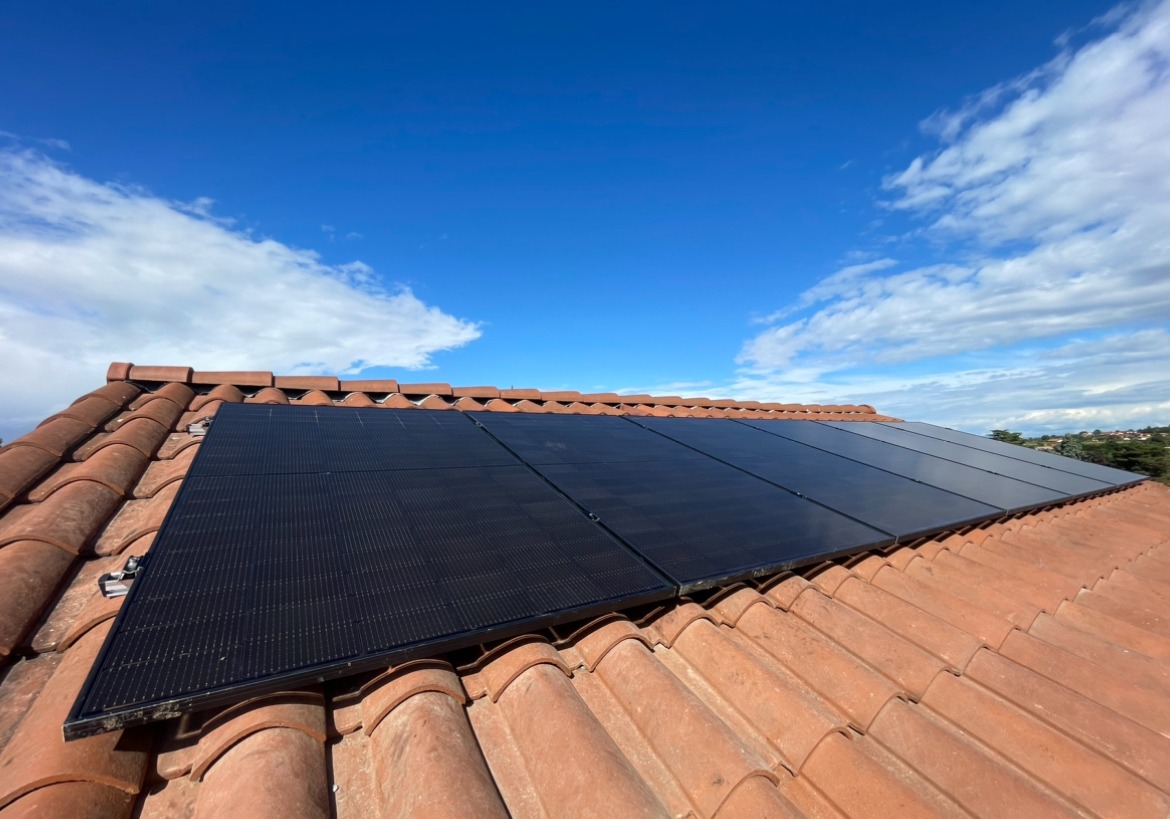 Installation de panneaux photovoltaïques réalisée par la société ALSUN ENERGY