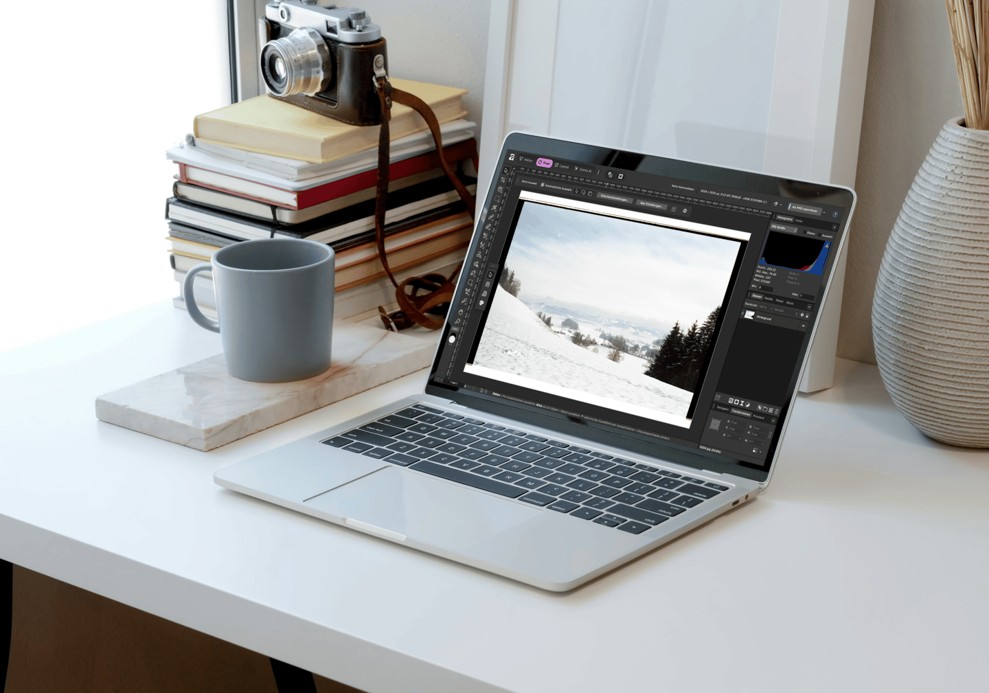 Winterlandschaftsfoto mit einer Bildbearbeitungssoftware auf einem Laptop.
