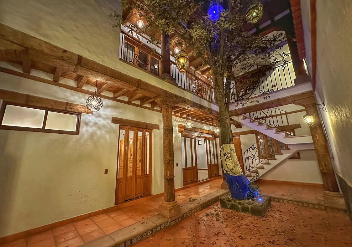 casa-patzcuao-patio-interior-arbol-azul-arquitectura-rustica.jpg