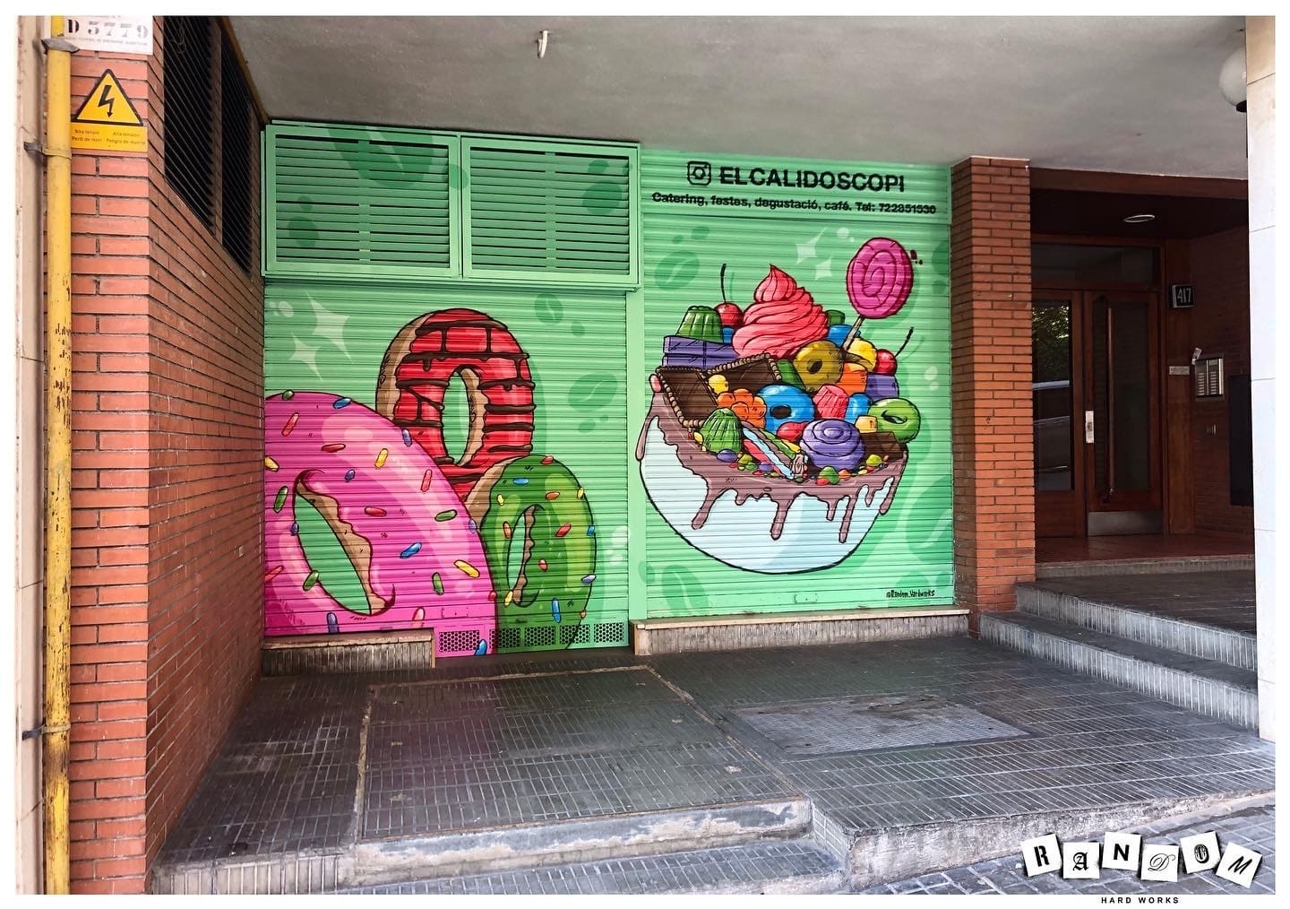 dibujo en persiana de una tienda de eventos o cumpleaños.