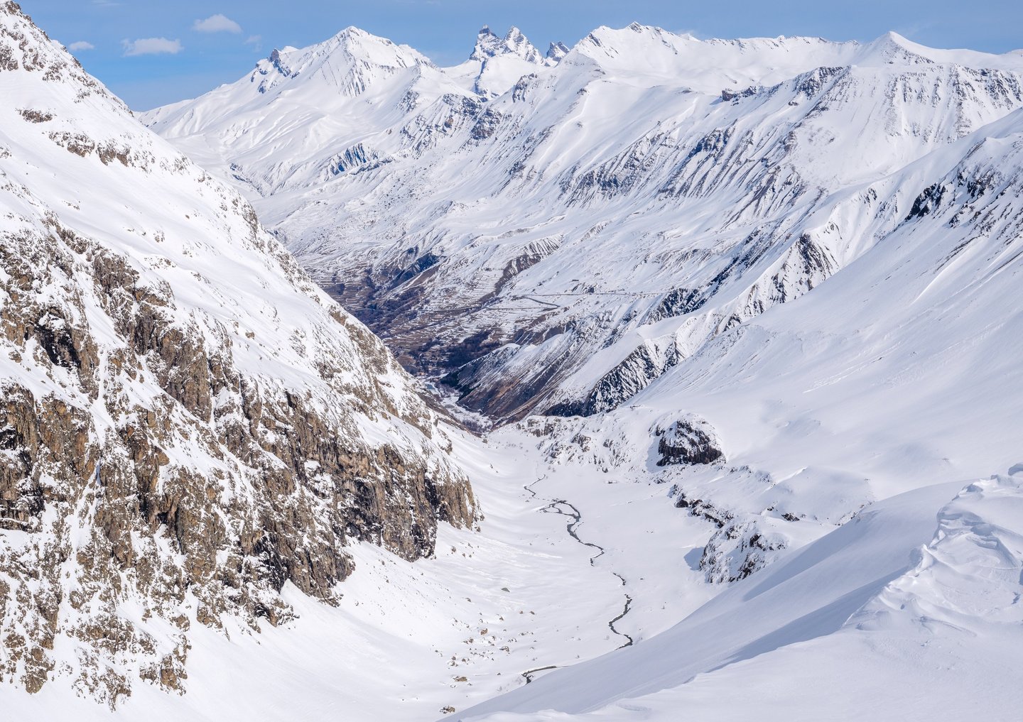 Vallée de la Romanche hivernale vue depuis la Chamoissière. Parc des Ecrins