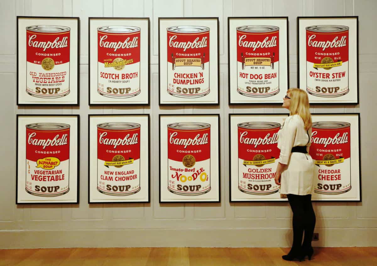 Grid de latas de sopa Campbell's em tons vermelho e branco, variando sabores. Campbell's Soup Cans (