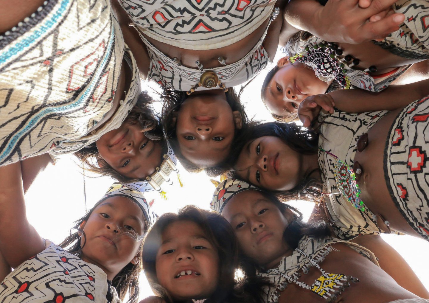 Grupo de niños en círculo de la Comunidad Yine