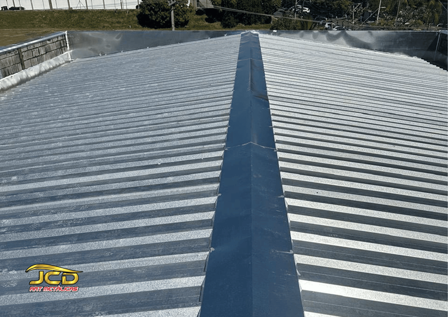 telhado metálico e cumeeira recortada na telha