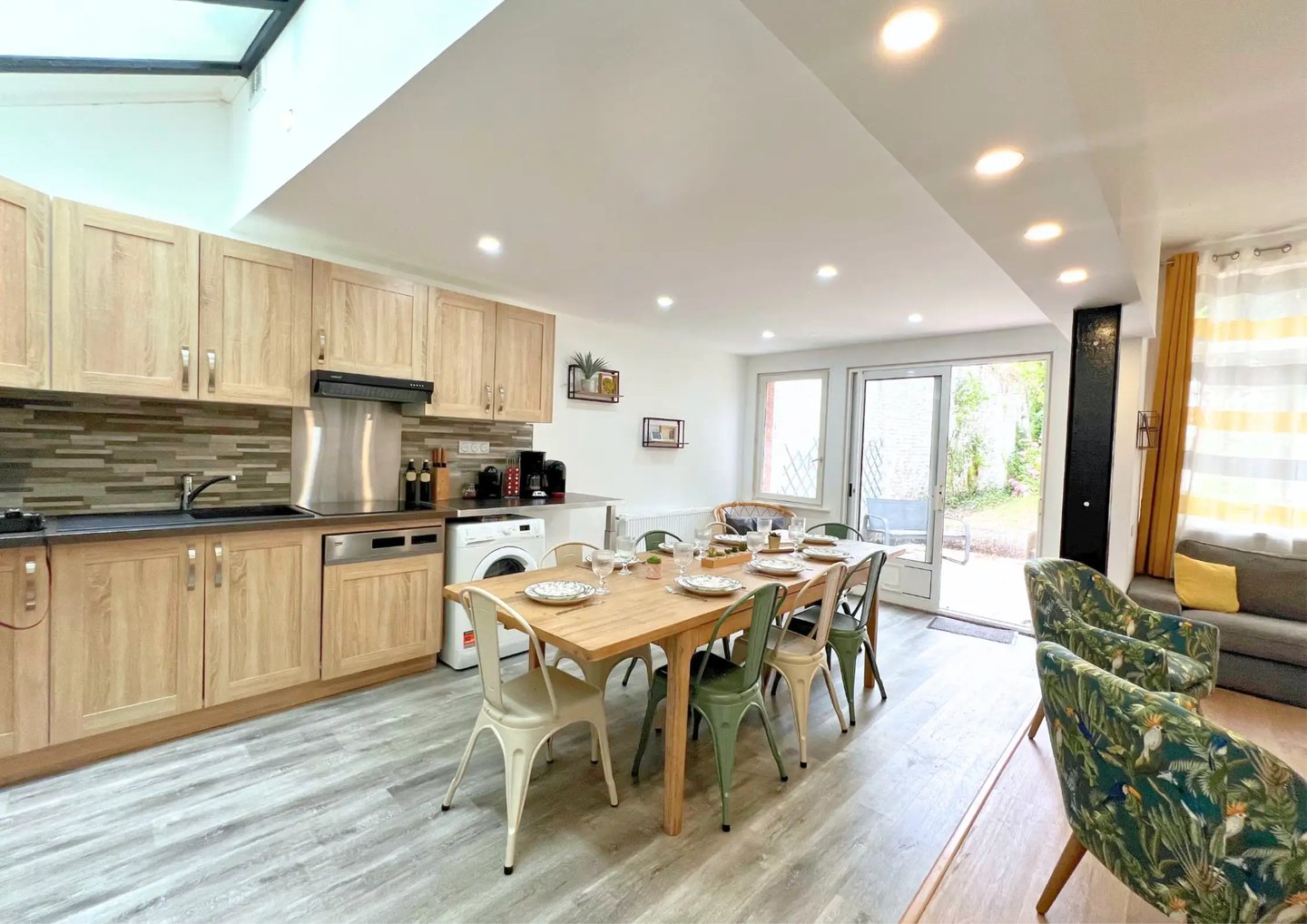 Cuisine ouverte et table 6 pers, hébergement professionnel pour équipes en déplacement