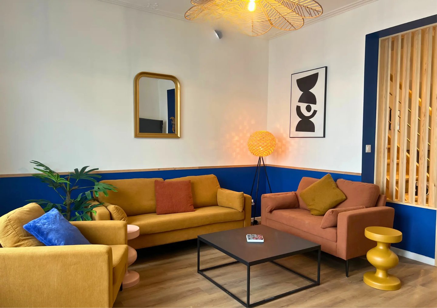 Salon coloré avec canapés, hébergement professionnel à Dunkerque