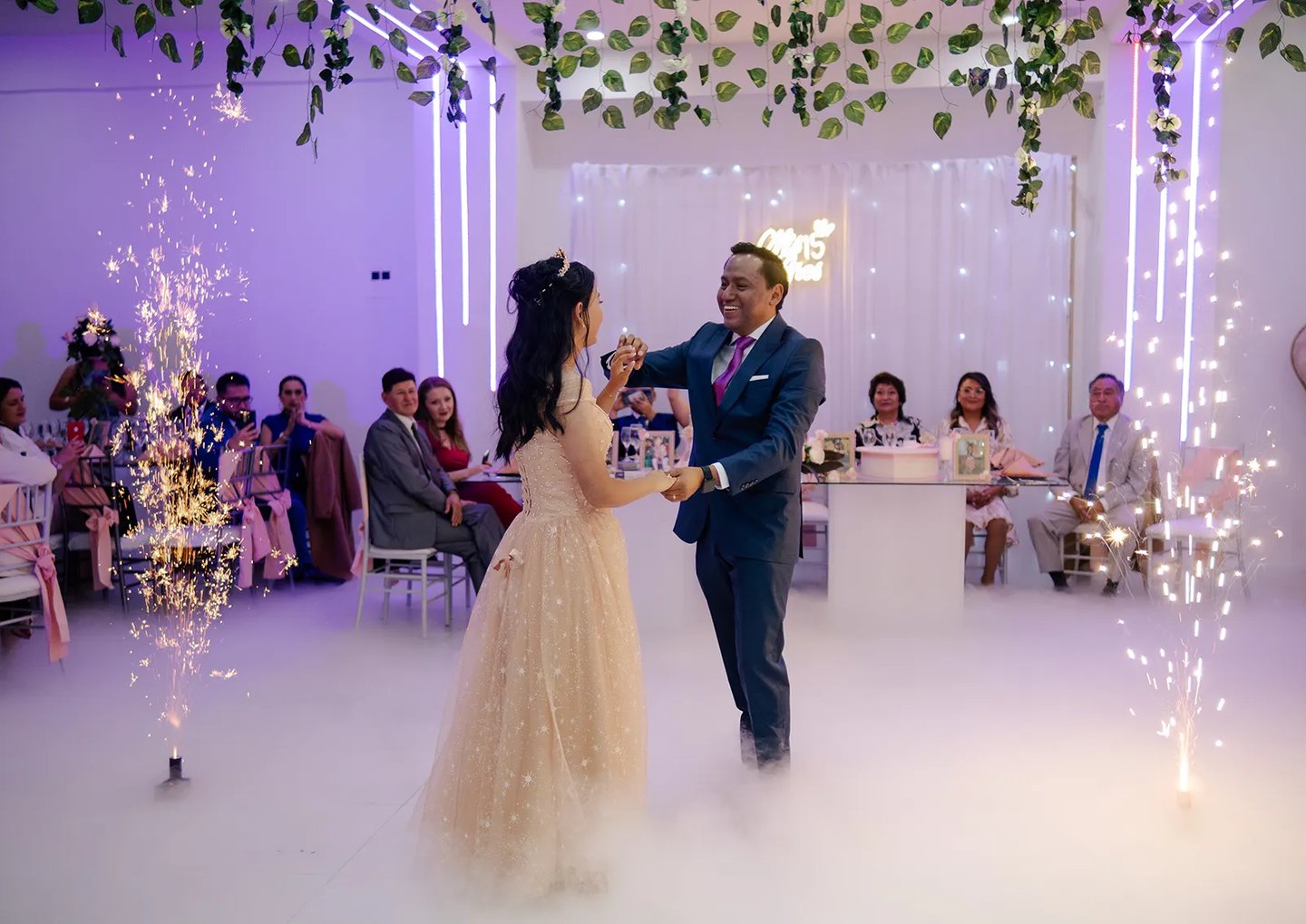 Fotografía de padre bailando el vals con la quinceañera con pirotécnia y humo en Quito, Ecuador