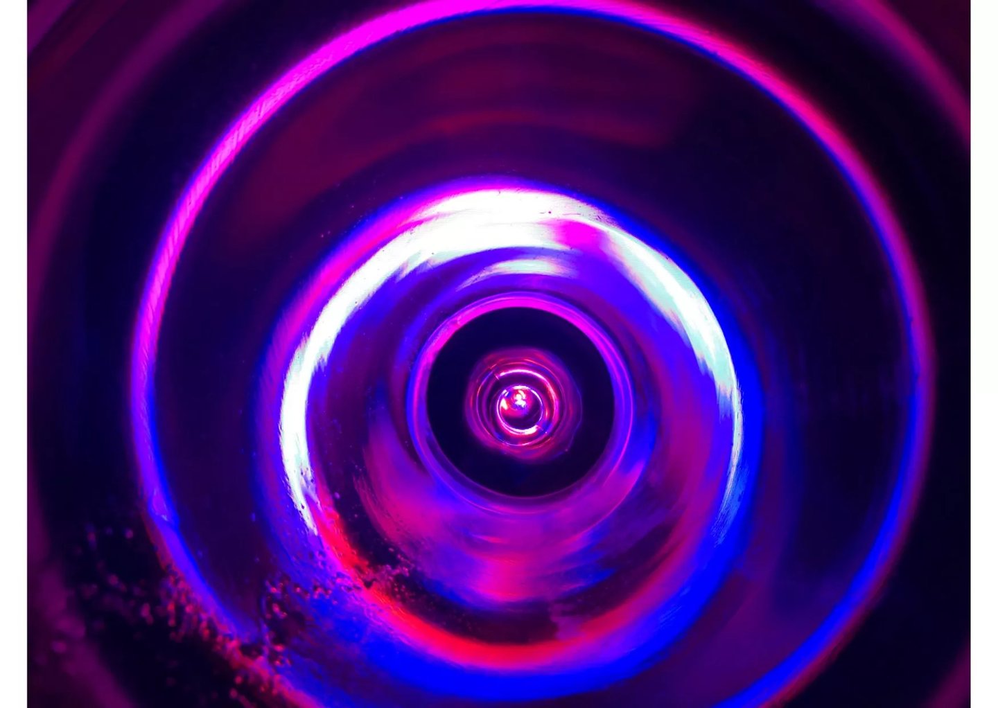 une lumière colorée dans une pièce sombre