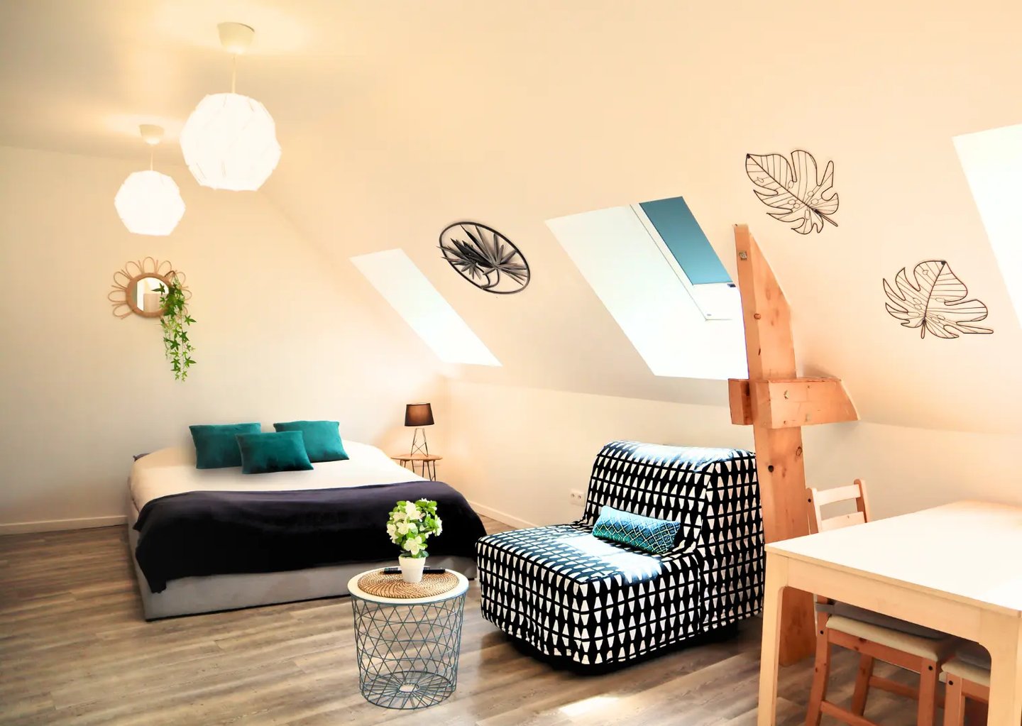 Bright attic bedroom, serviced accommodation in Saint-Omer