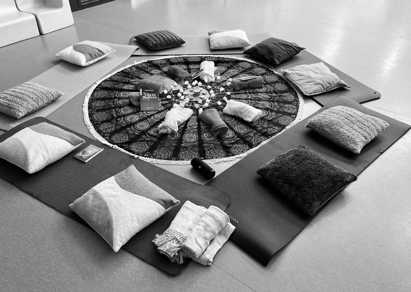 Image d'un tissu de cercle avec mandala et coussins en cercle autour