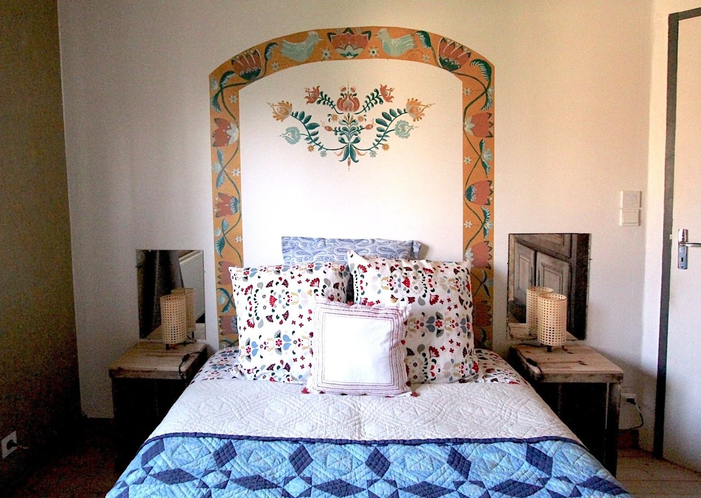 Arche de lit peinte inspiration roulotte bohème boho gîte de charme Fresh Fresque Normandie Caen