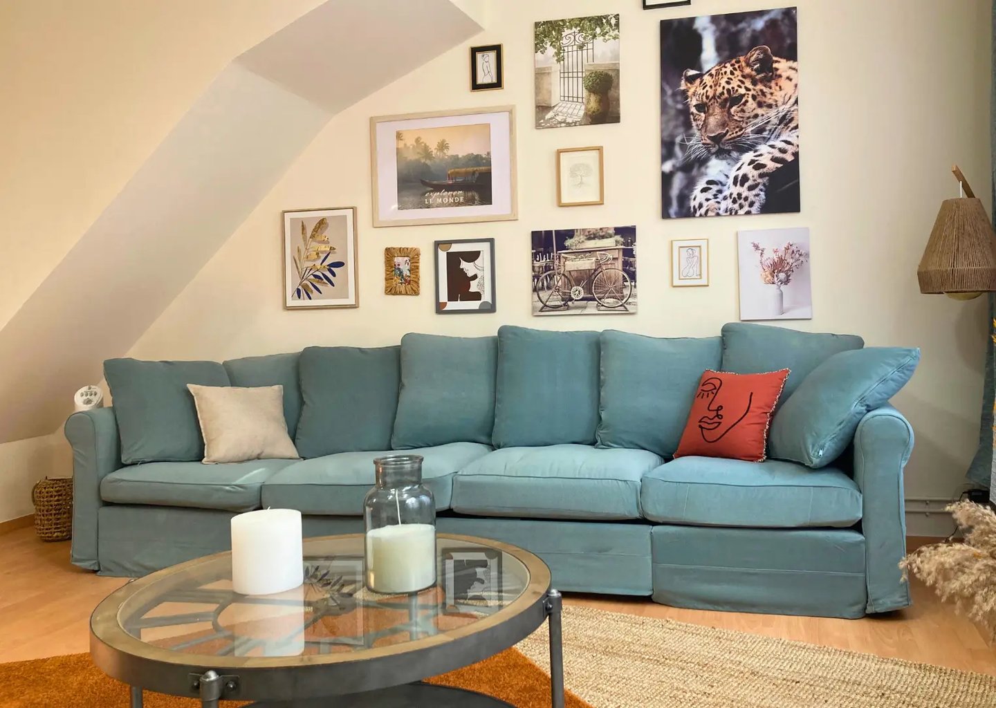 Salon cosy avec canapé et déco murale, hébergement professionnel