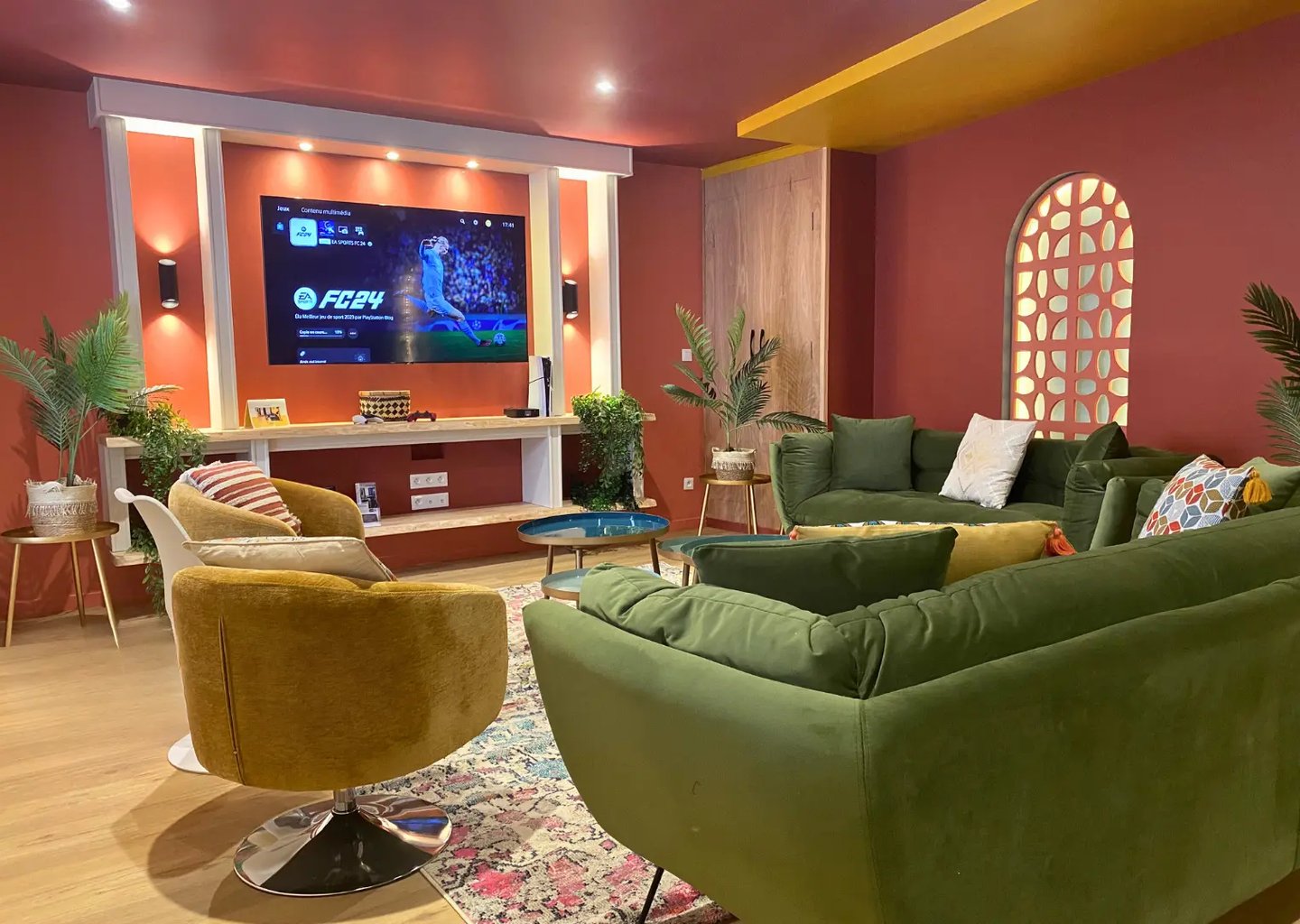 Salon convivial avec TV grand écran pour hébergement professionnel à Saint-Omer