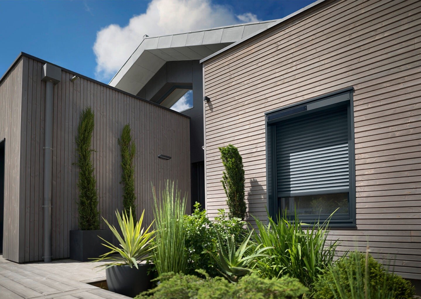 Volet roulant solaire rénovation installé sur façade avec bardage bois par LB Menuiserie