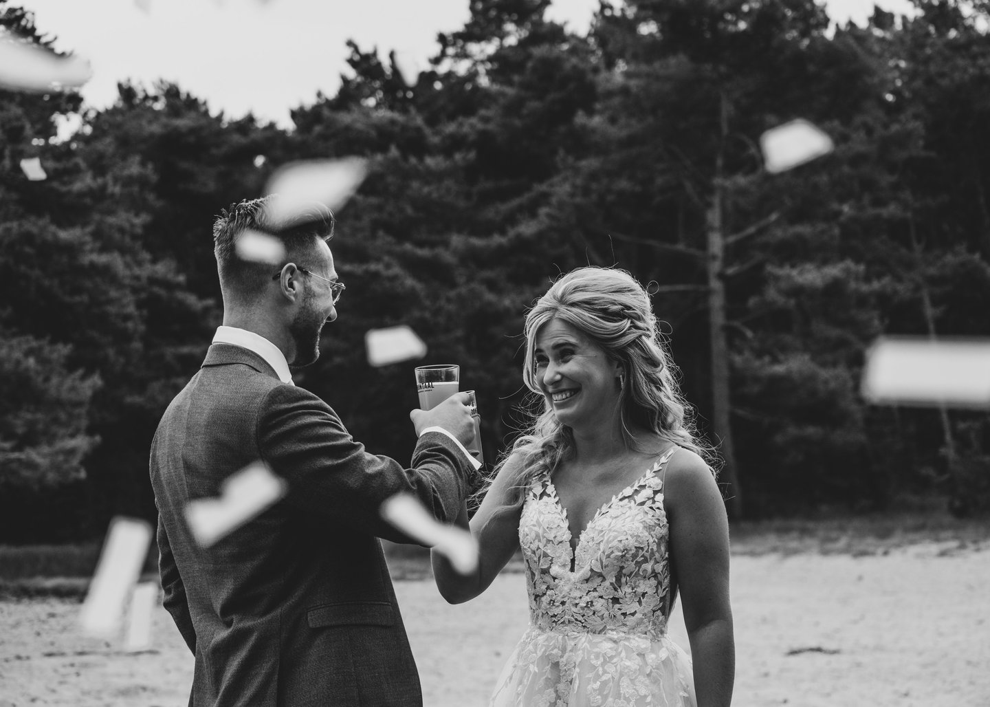 zwart-wit portret van bruid en bruidegom tijdens fotoshoot buiten in Oosterhout