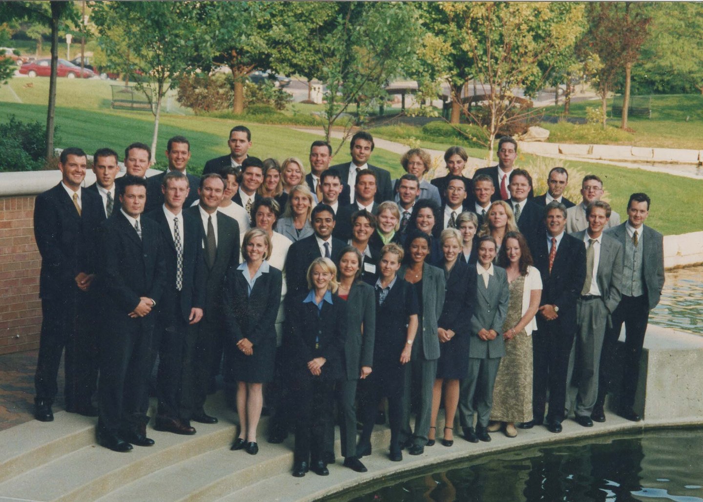 Jörg Grube in einer Gruppe von Menschen mit Anzügen