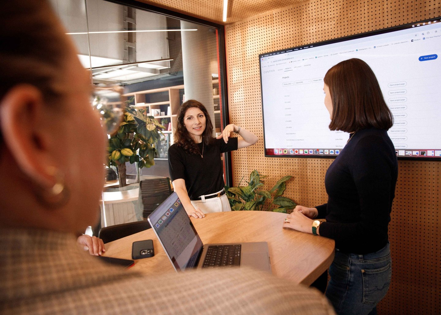 Verslo portretai,  prefesionalios foto paslaugos, linkedin nuotraukos, darbuotojų, komercinė fotosesija. fotografas Vilniuje