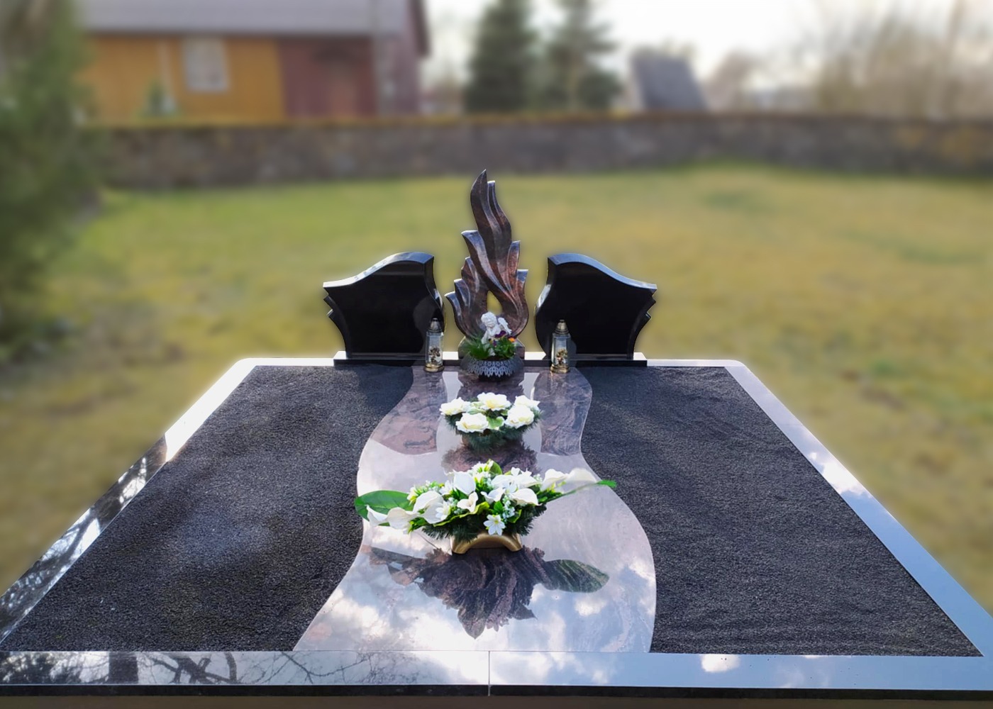 Kapavietė su trijų dalių paminklu ir daliniu dengimu akmens plokšte