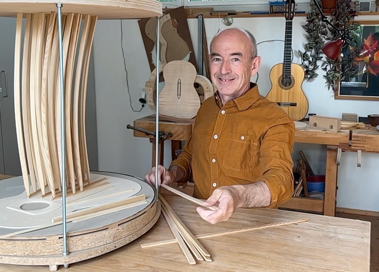 Portrait im Atelier, während dem Verleimen der Fächerbalken auf der Resonanzdecke