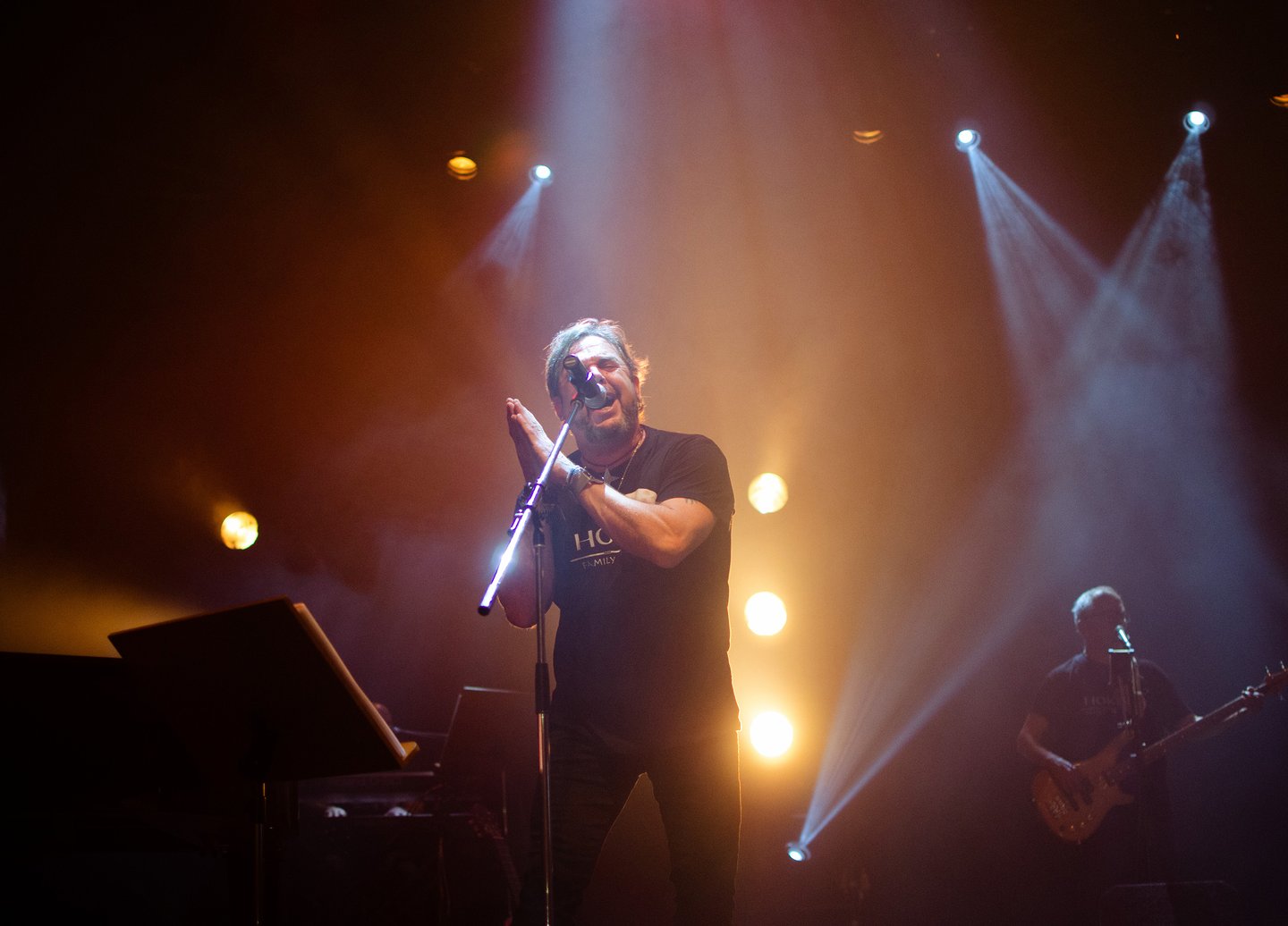 Grupo catalán HOKELE en concierto, cantando tributos de música española