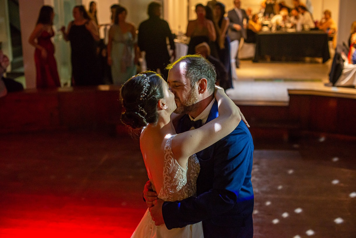 El Beso de los Novios