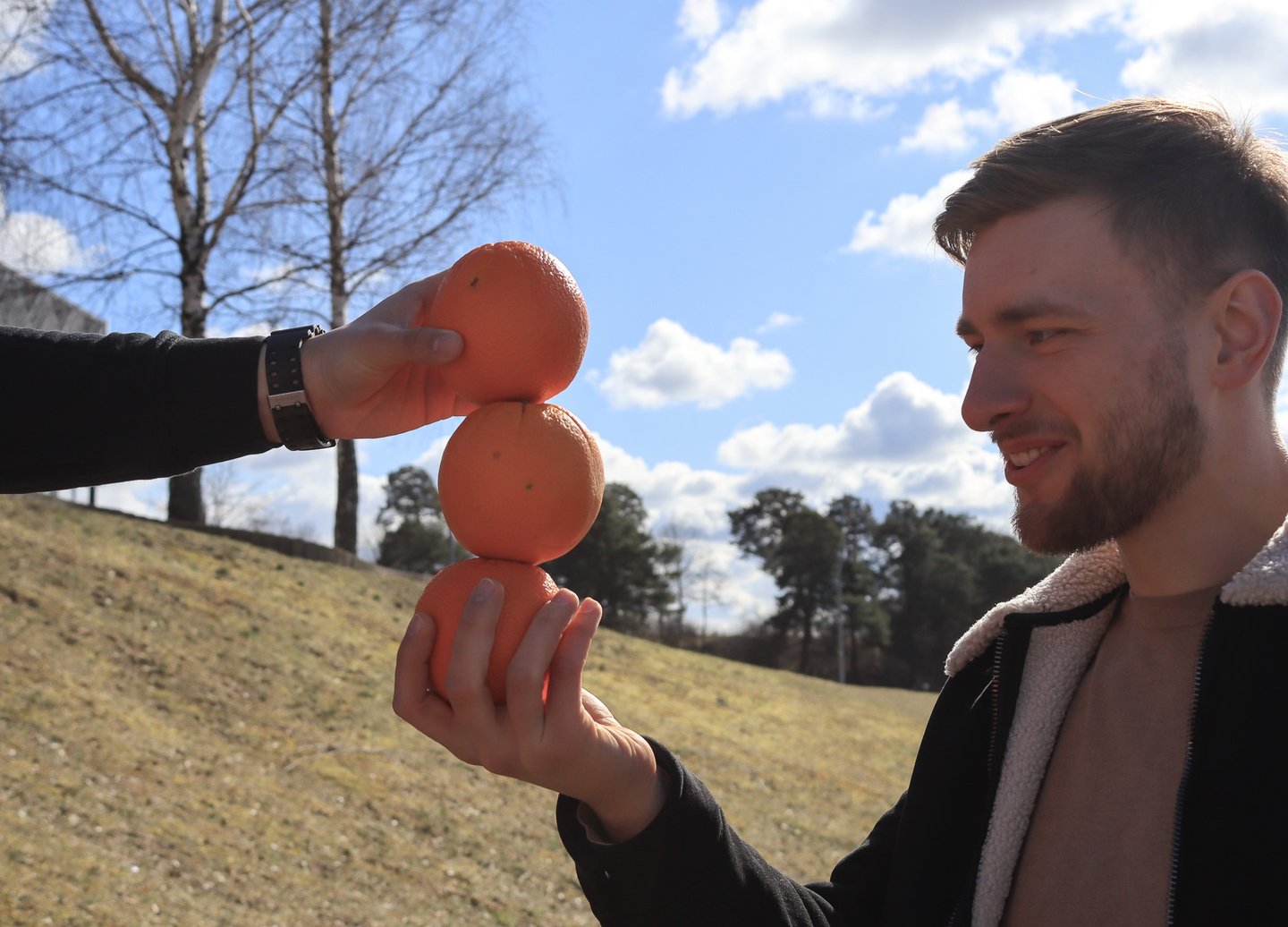 trys vienas ant kito sudeti apelsinai