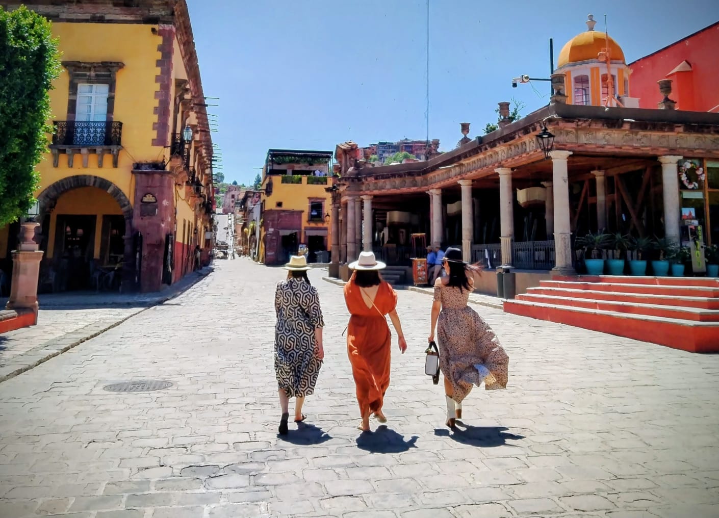 Tres mujeres caminando por calle de San Miguel de Allende