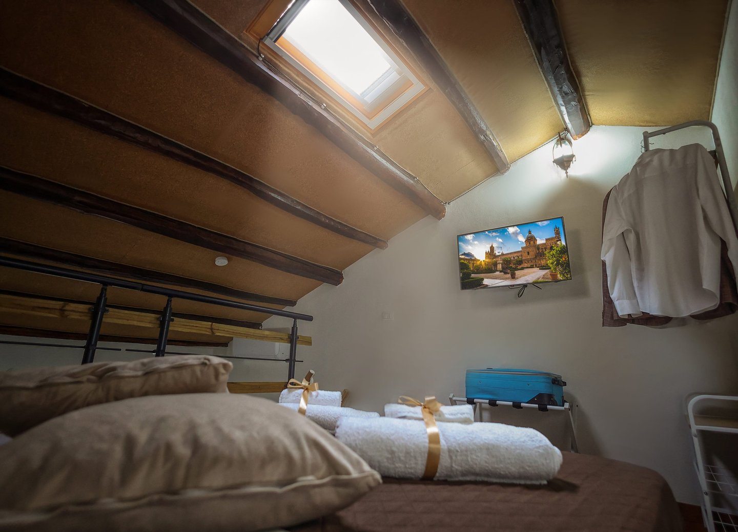 suggestiva finestra velux sul tetto e tv in camera