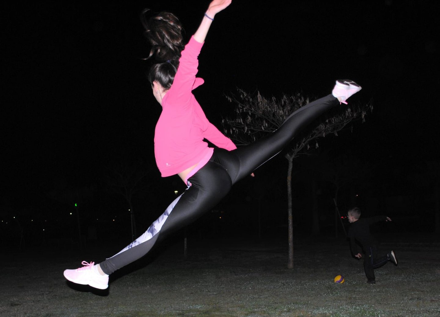 Victoria Miranda haciendo gimnasia