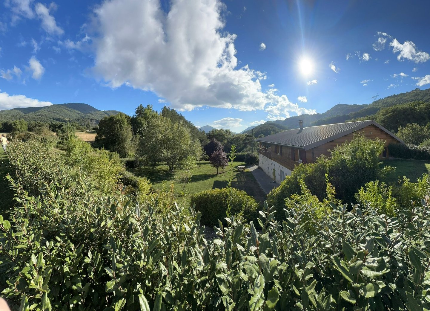 Vue extérieure des gites de l'Avance et de leurs jardins.