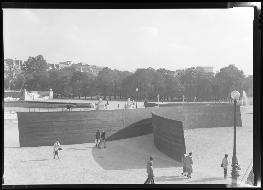"Clara-Clara" aux Tuileries, 1983. Photo Bibl. Kandinsky, GrandPalaisRmn © R. Serra/ADAGP