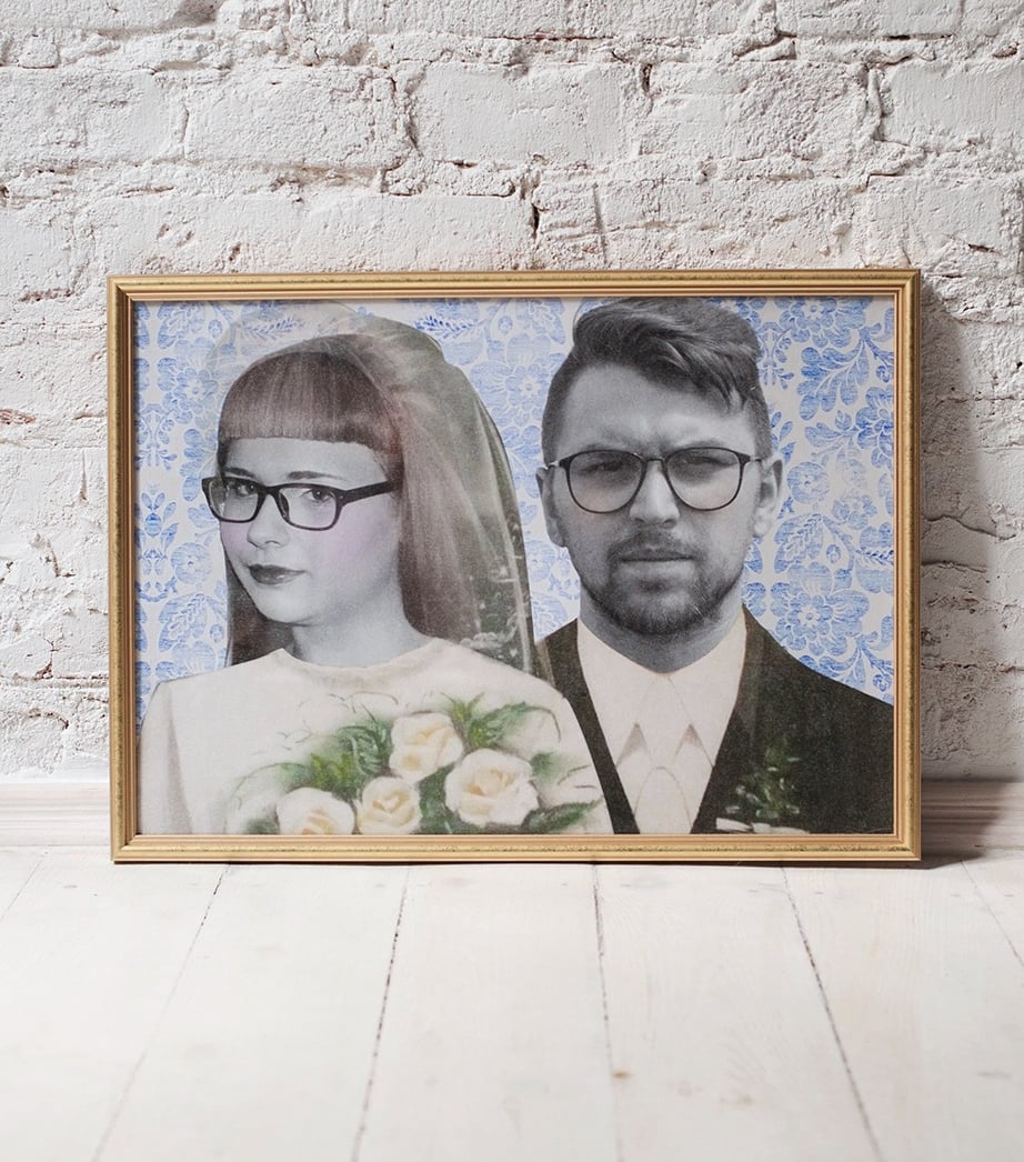 Monidło, portret rodzinny w innym ujęciu. Czarnobiała fotografia męża i żony. Niestandardowy prezent