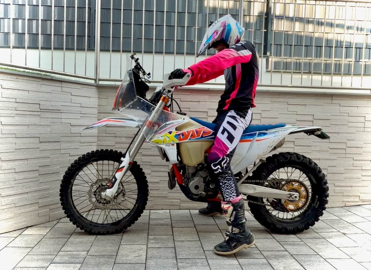 Yogalehrerin Anja auf dem Motorrad in der Cat Haltung mit Katzenbuckel zur Entlastung des Rückens