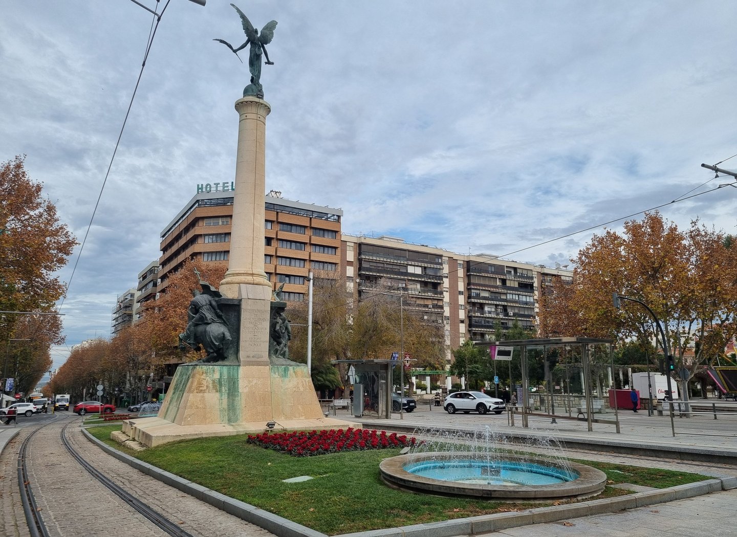 Jaen centro l Asociación de vecinos Plaza de las Batallas y, al fondo, Hotel Condestable Jaen centro