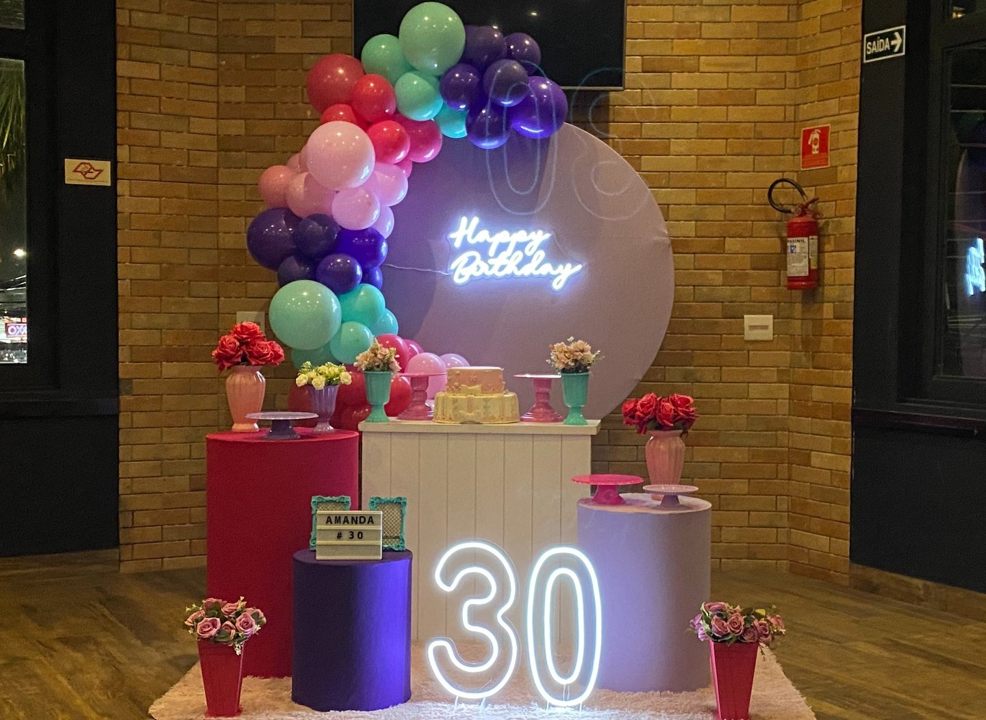 Aluguel de decoração De Repente 30 na Freguesia do Ó com mesa decorada temática para festa