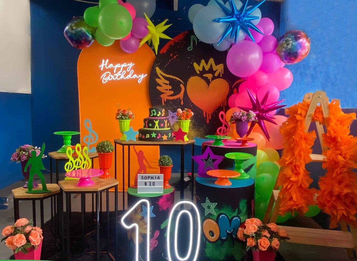 Decoração neon para festa teen, infantil e adulto com mesa decorada colorida e painel iluminado